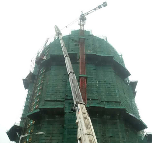 中阳吊车在工地上作业
